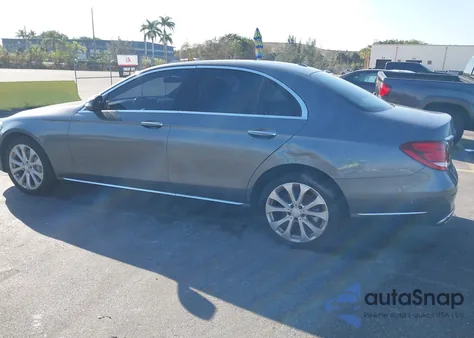 2017 Mercedes-Benz E 300 z USA, uszkodzony, nr VIN WDDZF4JB3HA081178